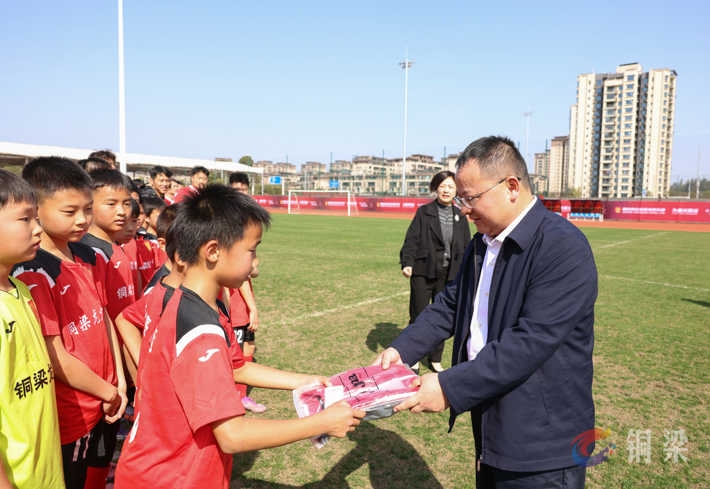 刘立武皮涛朱华伦杨贤忠看望慰问足球运动员