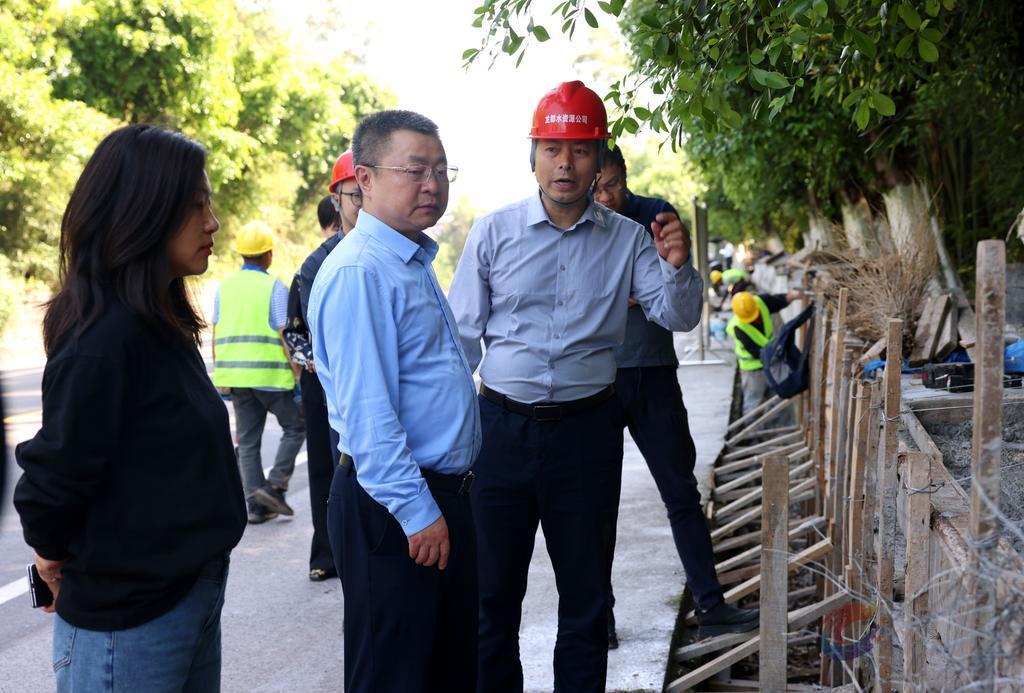 皮涛调研安居镇农村供水工作并开展巡河