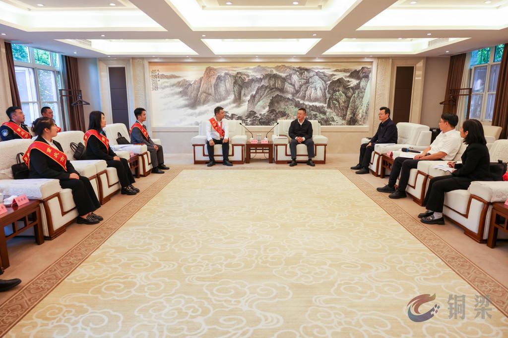 皮涛会见全国先进工作者、重庆市劳动模范和先进工作者